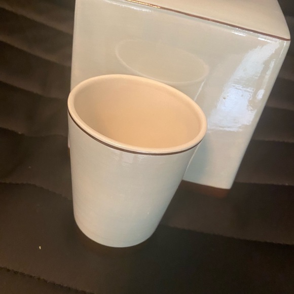 Kassatex Fine Porcelain Cup & Tissue Holder Light sky blue with brown trim - Picture 3 of 11